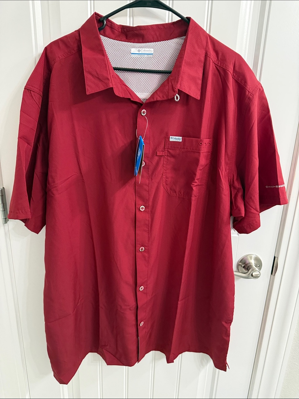 Columbia Men's Deep Red Short-Sleeve Button-Down Shirt